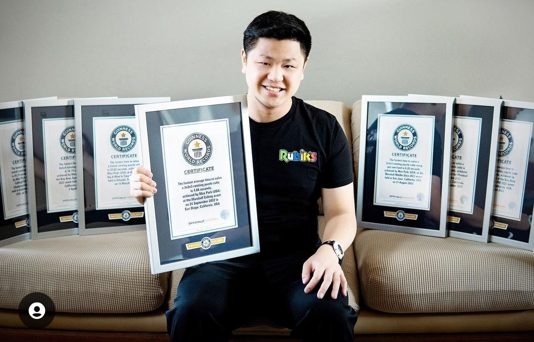 Max Park cùng hàng loạt giấy chứng nhận xác lập kỷ lục thế giới. (Ảnh: Max Park)