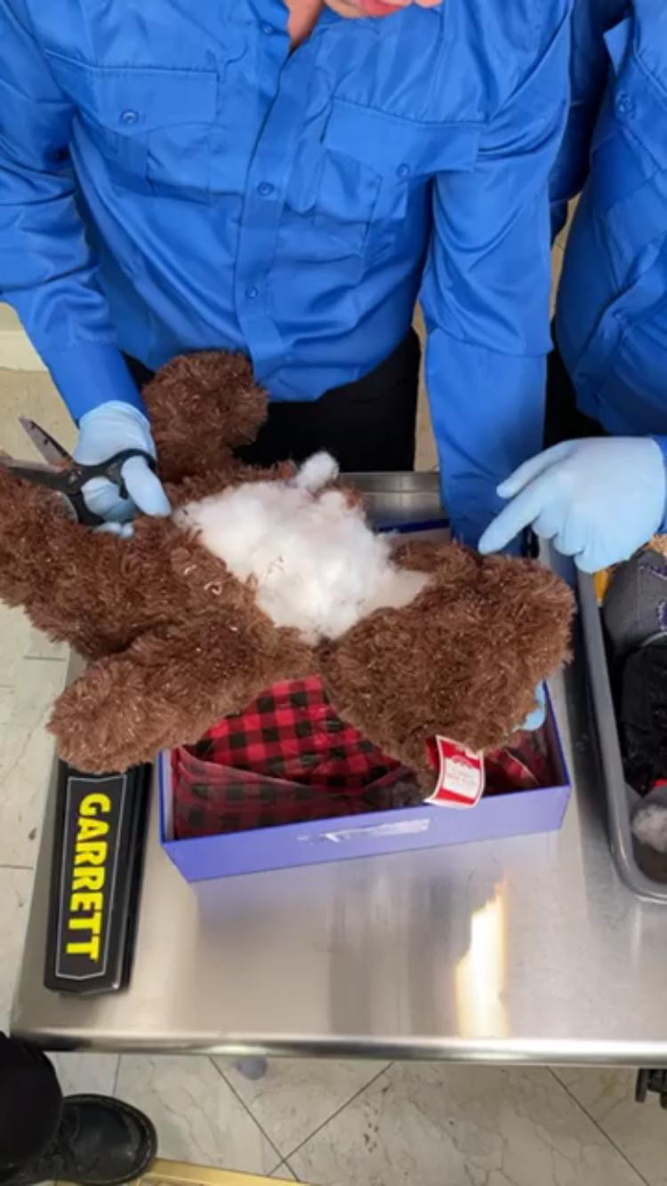 Do nghi ngờ có đồ vật nguy hiểm bên trong, nhân viên an ninh đã rạch toàn bộ chú gấu bông để kiểm tra. Do nghi ngờ có đồ vật nguy hiểm bên trong, nhân viên an ninh đã rạch toàn bộ chú gấu bông để kiểm tra.