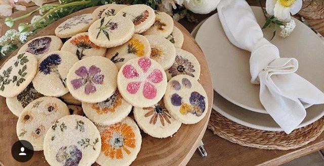 Hoa tươi được sử dụng rất nhiều trong nghệ thuật làm bánh. Hoa tươi được sử dụng rất nhiều trong nghệ thuật làm bánh.