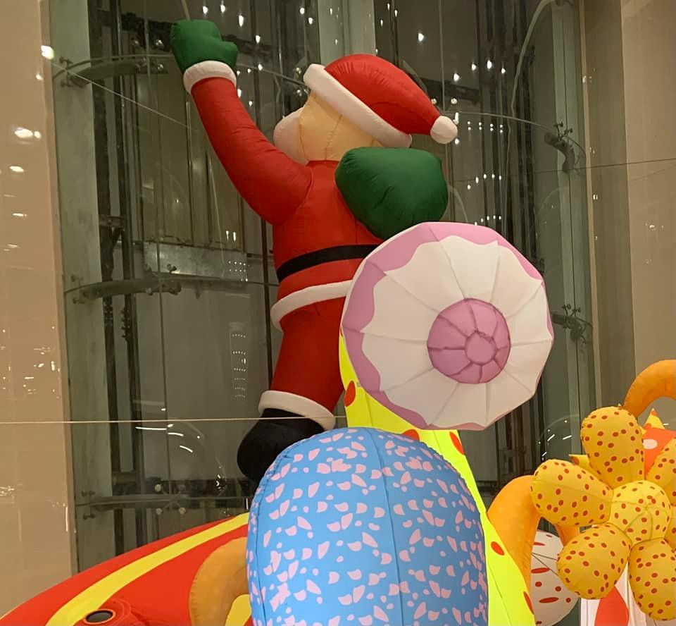 Bị “đòi quà” nhiều quá nên ông già Noel đang cố gắng “vượt tường”. (Ảnh: Lương An Kỳ) Bị “đòi quà” nhiều quá nên ông già Noel đang cố gắng “vượt tường”. (Ảnh: Lương An Kỳ)