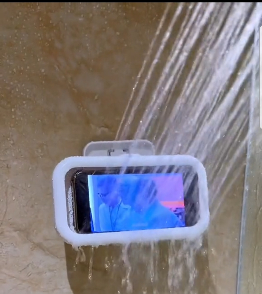 Khả năng chống nước của chiếc hộp được nhiều netizen đánh giá cao.