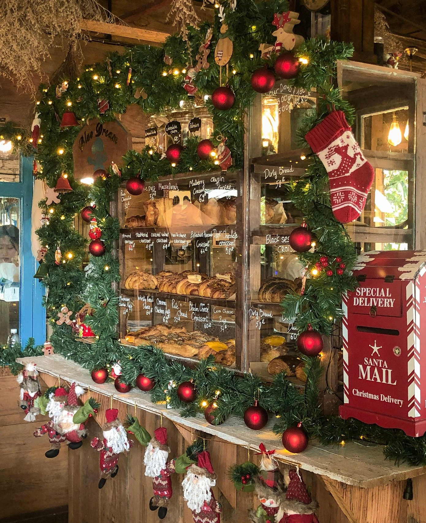 Không khí Giáng sinh đầy ấm áp tràn ngập khắp nơi! (Ảnh: Bích Ngọc Bích)