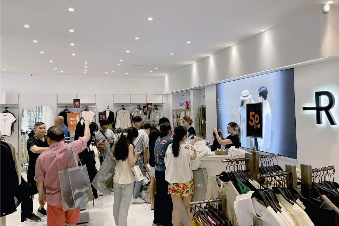 Đội ngũ nhân viên làm việc hết công suất trong mùa sale.