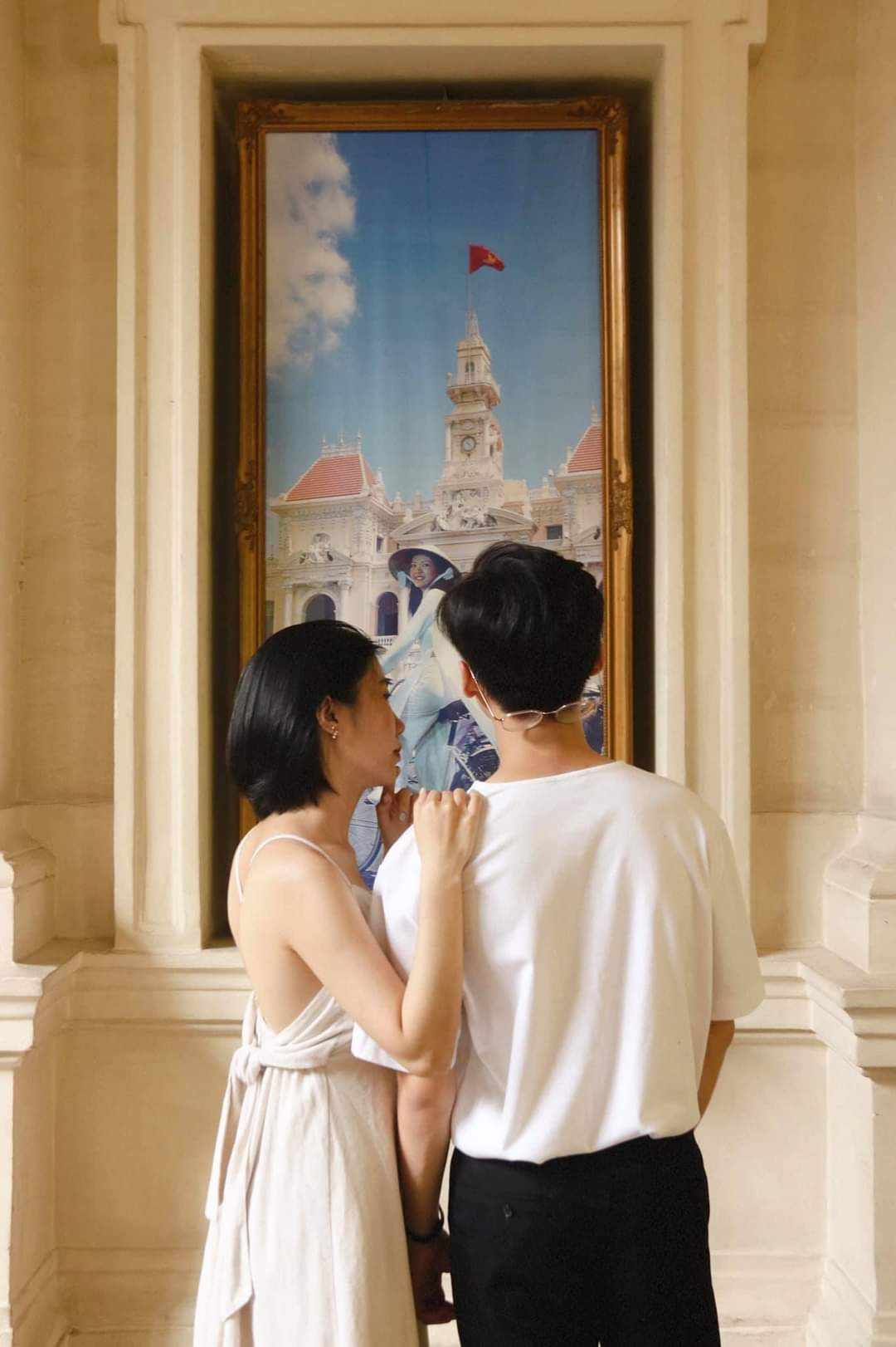 Ngắm nhìn những thứ xưa cũ cùng nhau. (Ảnh: Ya Ua Khong Duong)