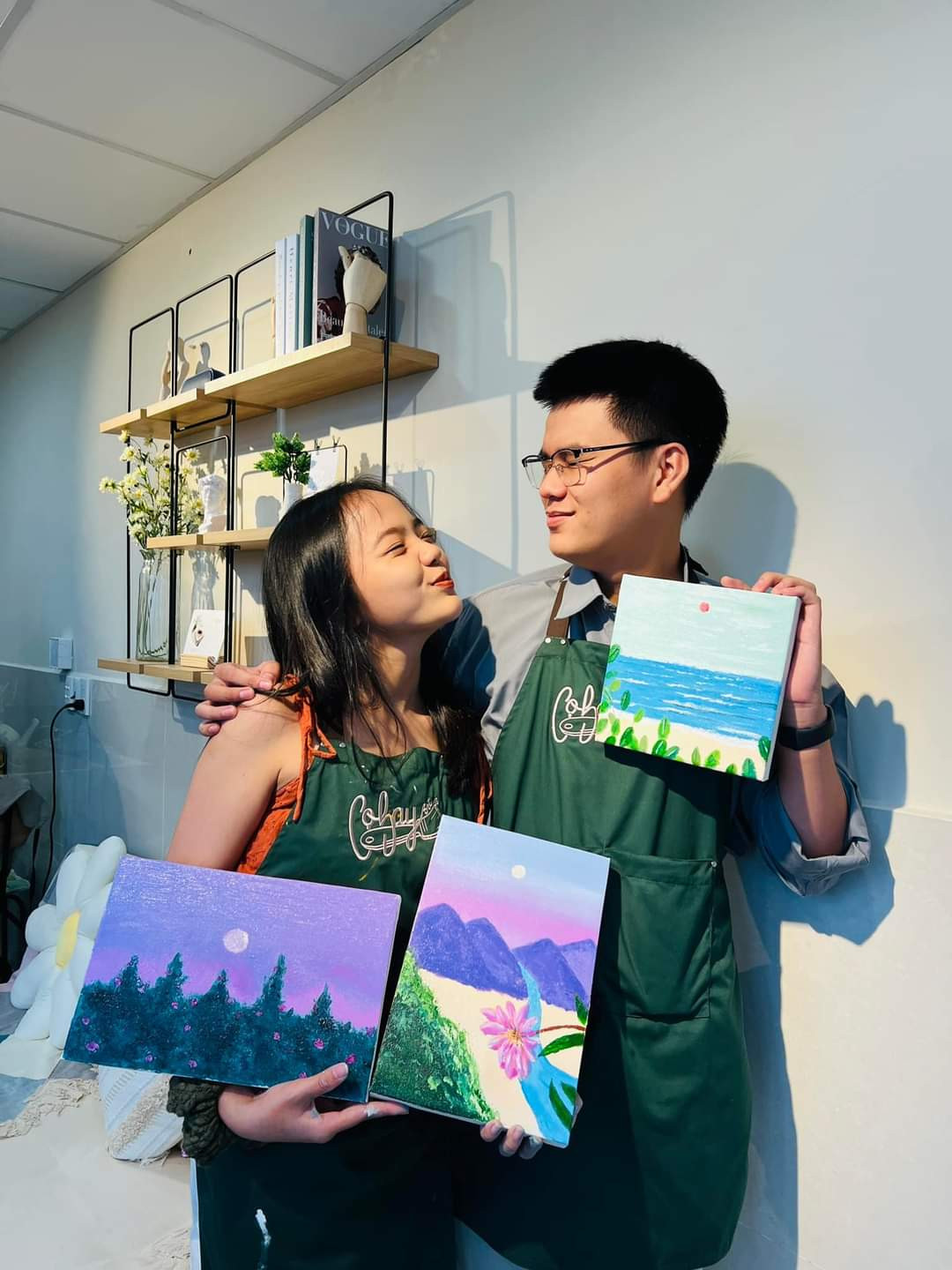 Khoe thành quả sau buổi workshop sẵn khoe luôn anh người yêu. (Ảnh: Cọ Bay)