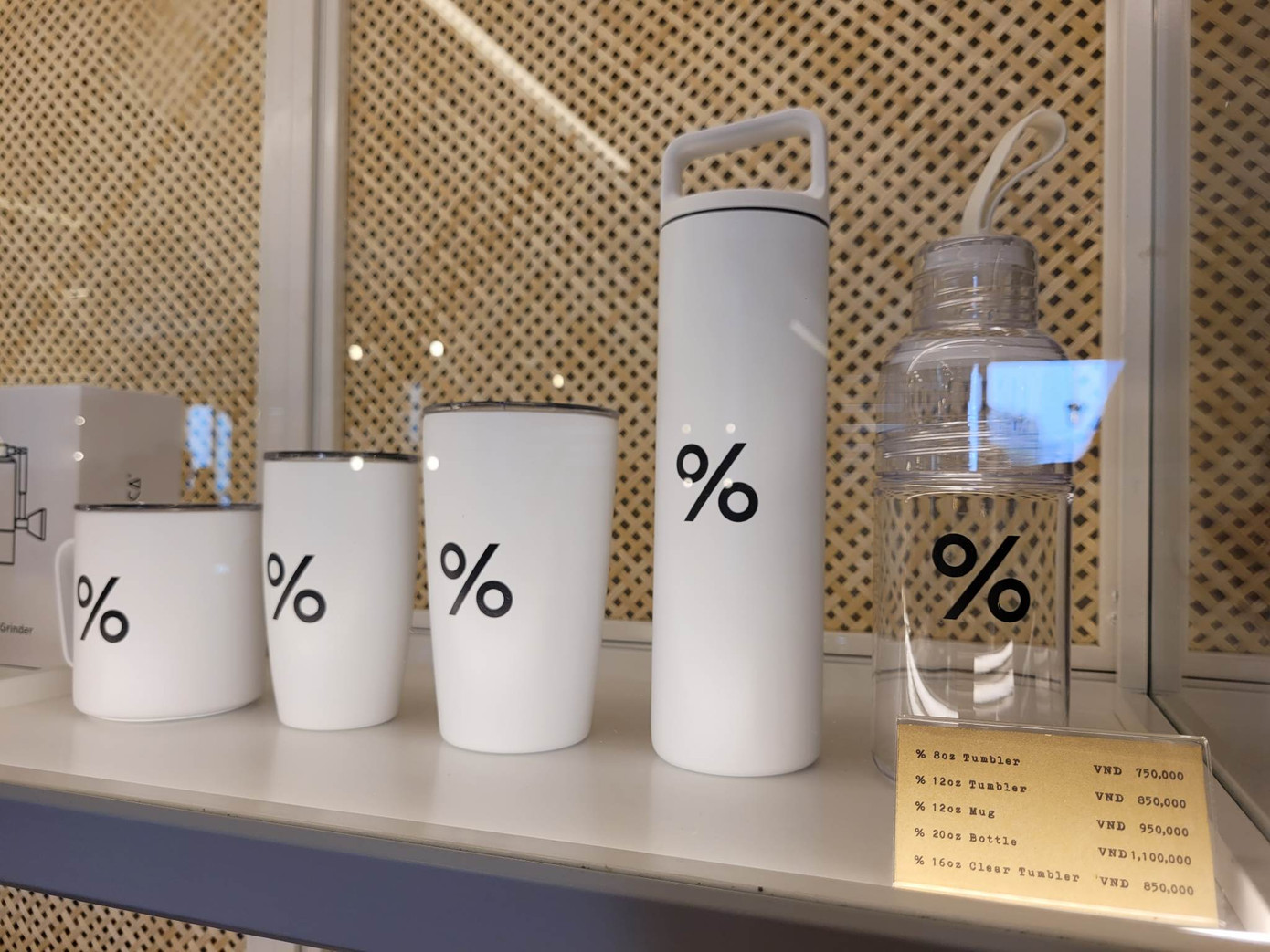 Những chiếc bình được đặt trong tủ kính xinh xắn. (Ảnh: Xí Muội)