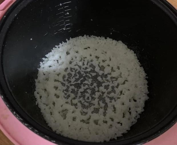 Khi cả phòng về quê và tui phải ăn cơm một mình.