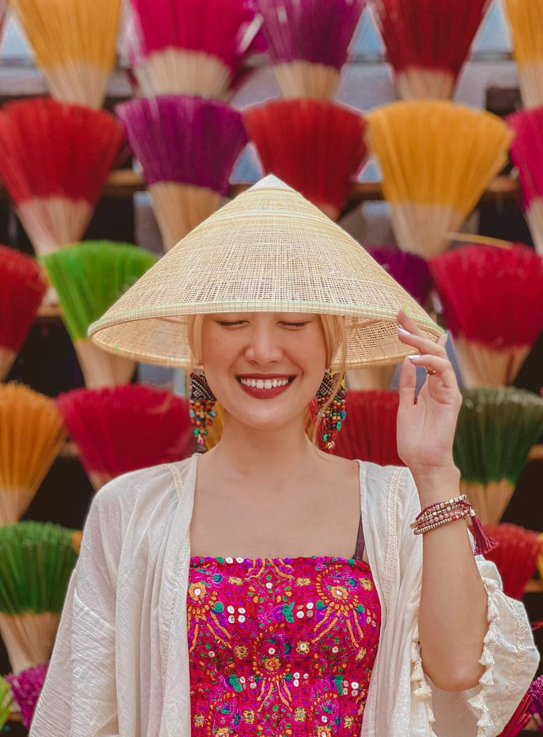 Cô gái trẻ thích thú khi chụp ảnh tại làng hương. (Ảnh: Quỳnh Phương)