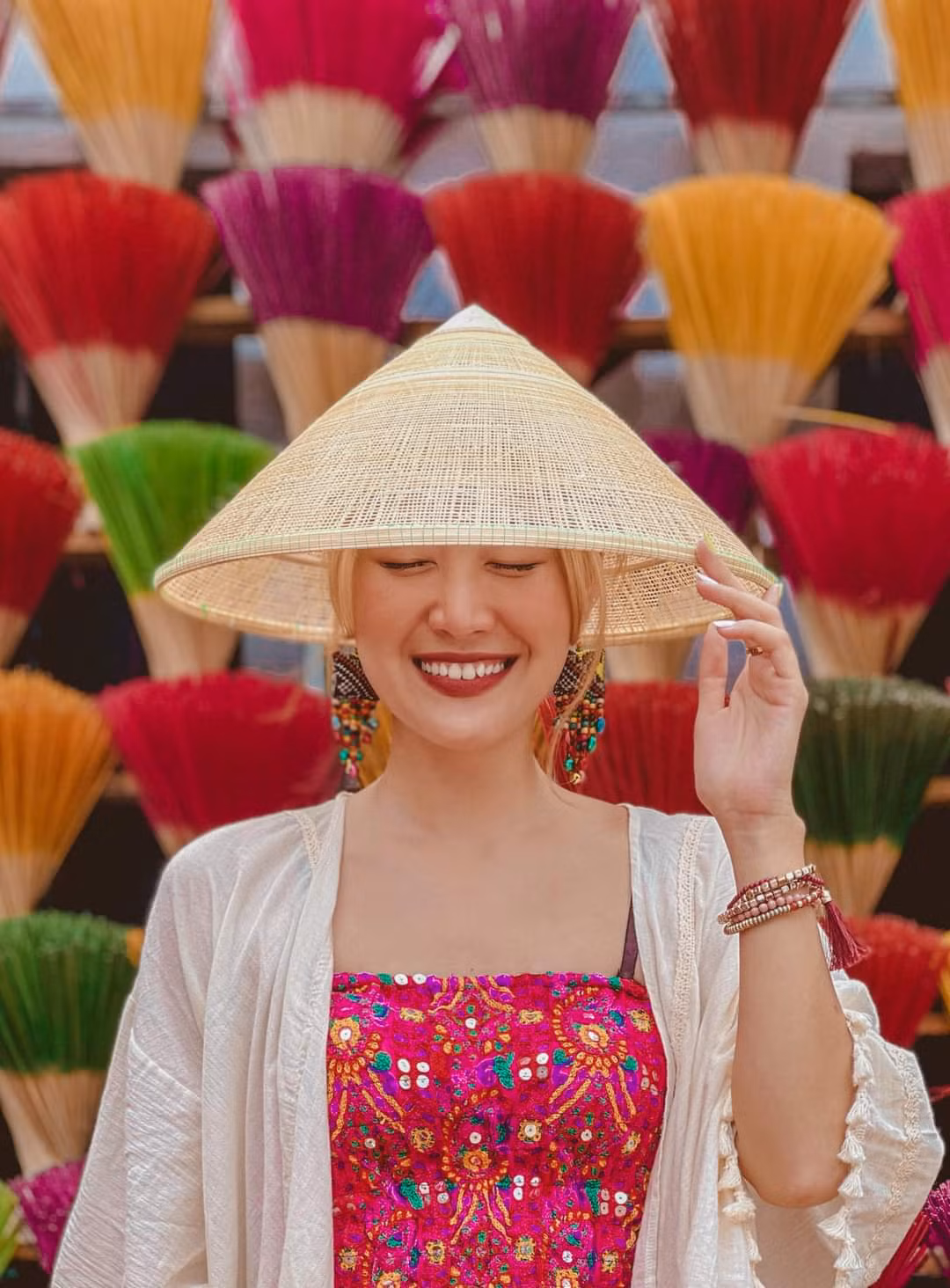 Cô gái trẻ thích thú khi chụp ảnh tại làng hương. (Ảnh: Quỳnh Phương) Cô gái trẻ thích thú khi chụp ảnh tại làng hương. (Ảnh: Quỳnh Phương)
