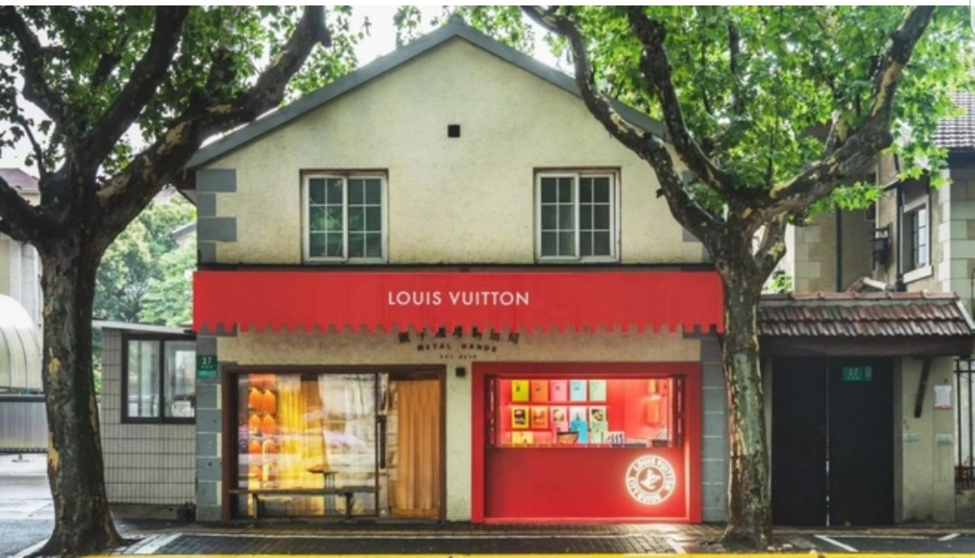 Cửa hàng Metal Hands với tông đỏ nổi bật. - Ảnh: Louis Vuitton Cửa hàng Metal Hands với tông đỏ nổi bật. - Ảnh: Louis Vuitton