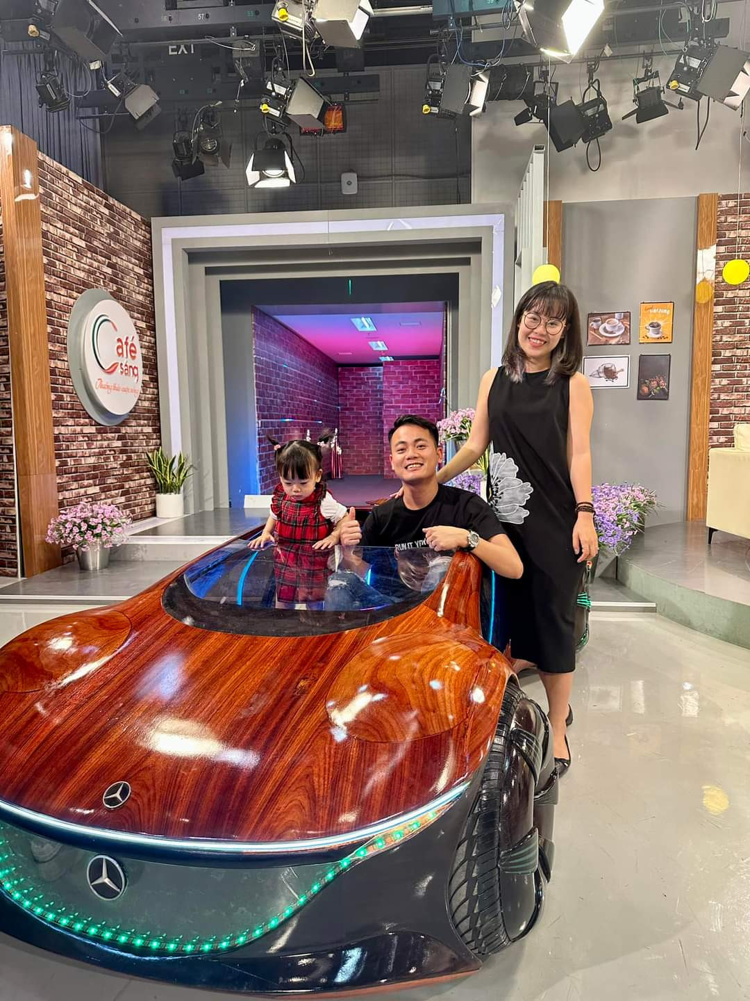 Gia đình Trương Văn Đạo từng xuất hiện cùng siêu xe đặc biệt trên chương trình Cafe Sáng. (Ảnh: Trương Văn Đạo)