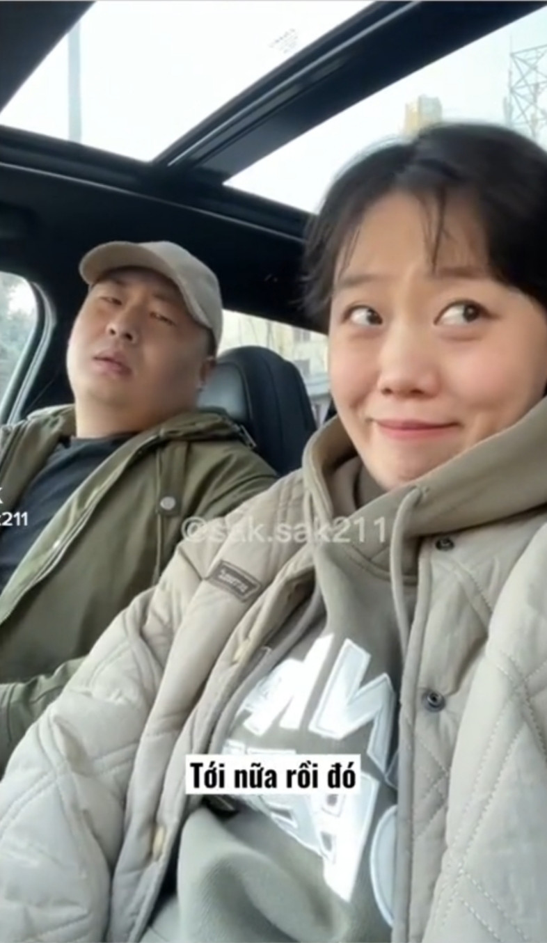 Chị vợ có vẻ rất thích thú nhưng anh chồng lại vô cùng “bất lực”.