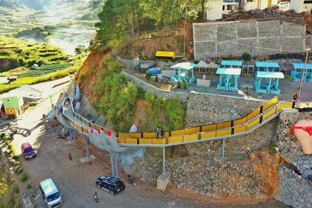 Cây cầu tại Philippines khi nhìn từ trên cao xuống mang đến cảm giác gượng ép, thiếu đi sự mềm mại. Cây cầu tại Philippines khi nhìn từ trên cao xuống mang đến cảm giác gượng ép, thiếu đi sự mềm mại.