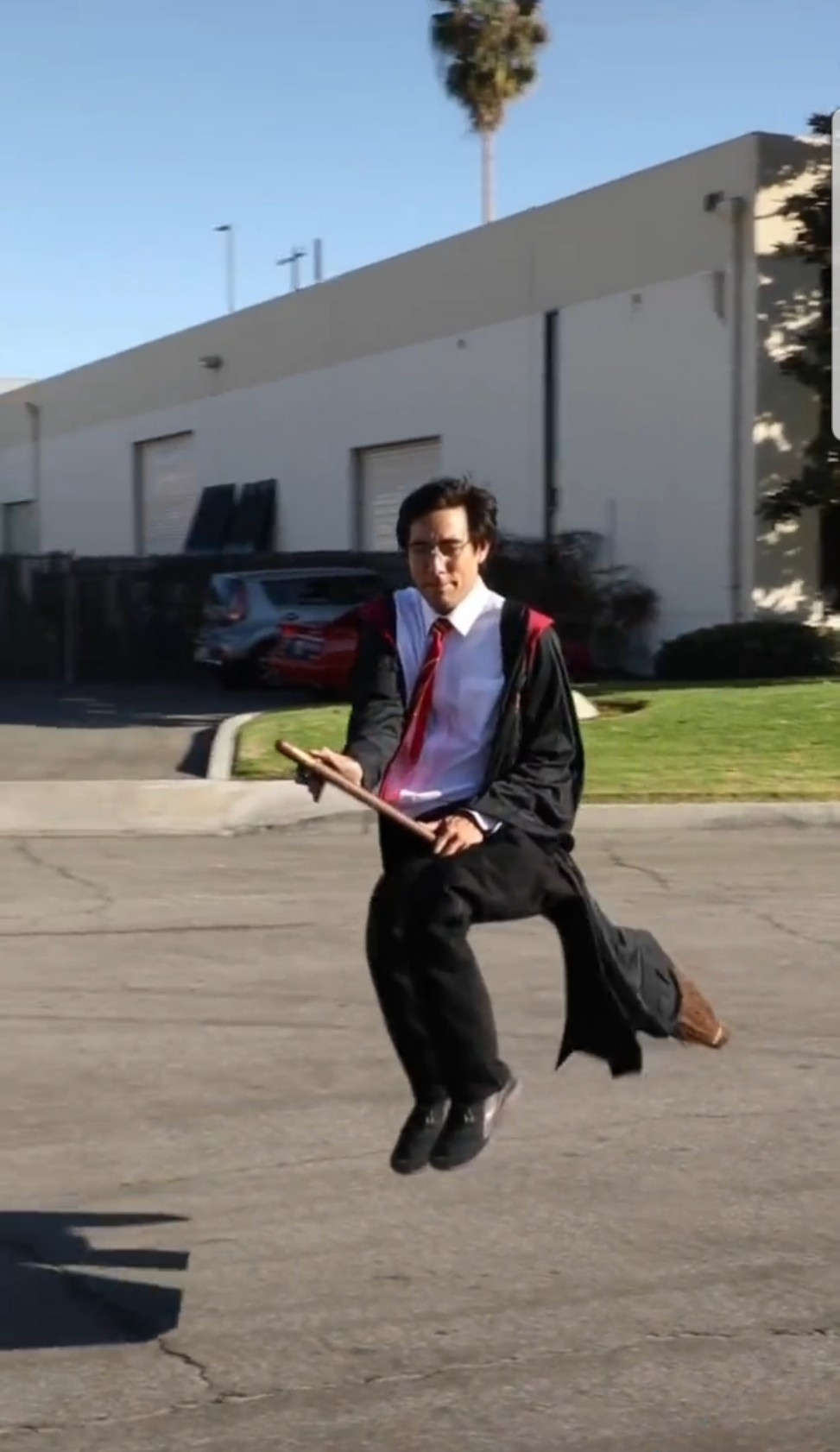 Zach như đang &quot;cưỡi chổi thần&quot; giống các nhân vật trong chuyện Harry Potter.