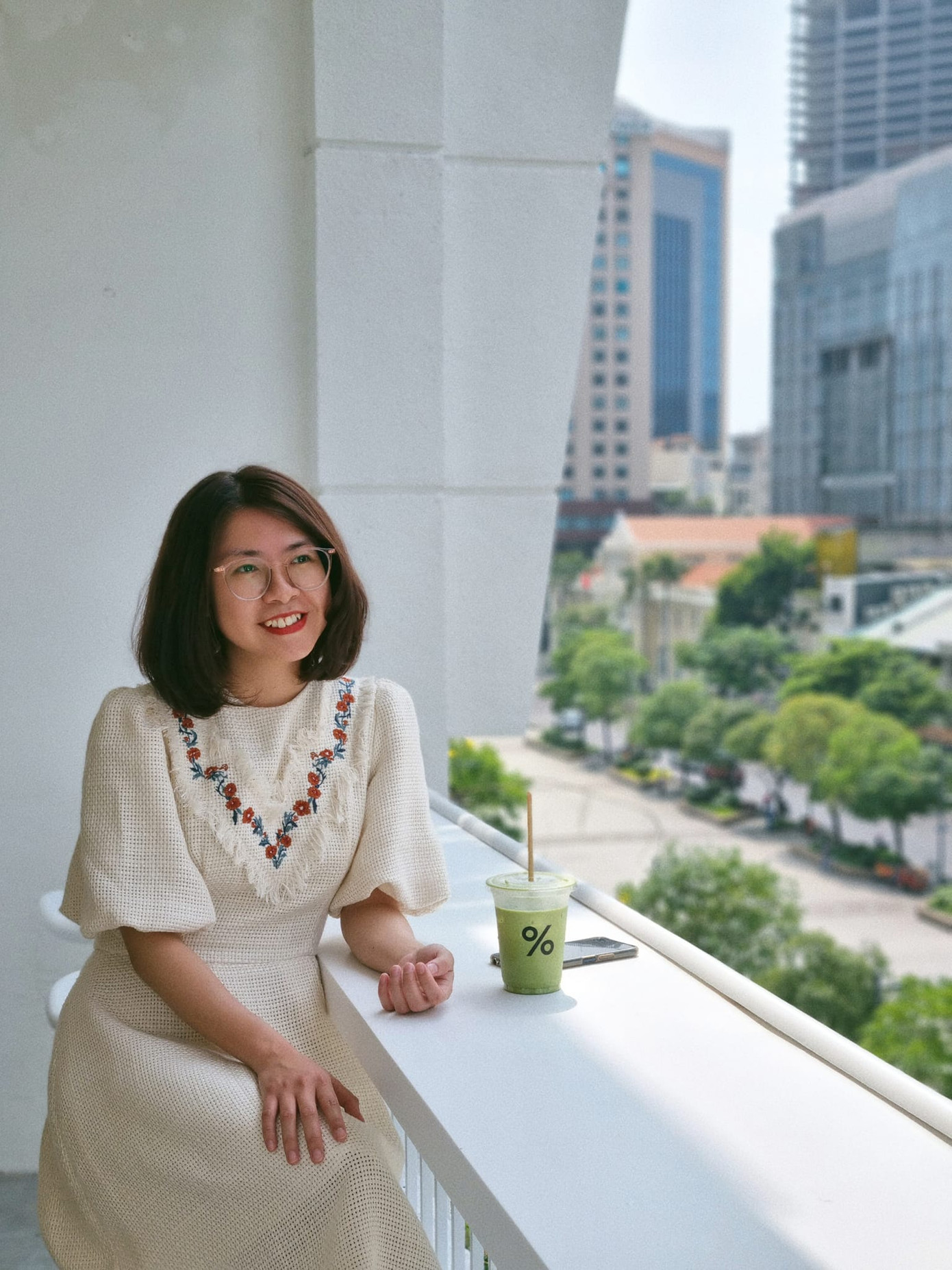 Chỗ ngồi phía ngoài được nhiều người yêu thích. (Ảnh: Phong Kiều)