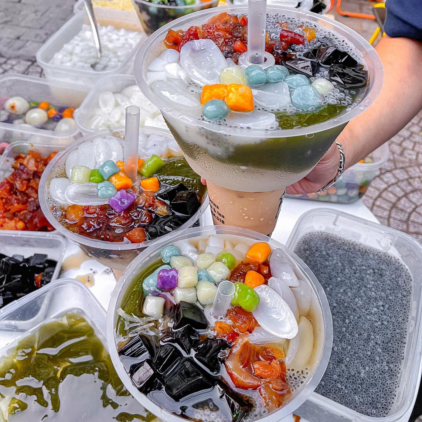 Dừa nước cùng trà sữa với topping đủ màu sắc xua tan cái nóng mùa Hè! (Ảnh: Minh Nhựt)