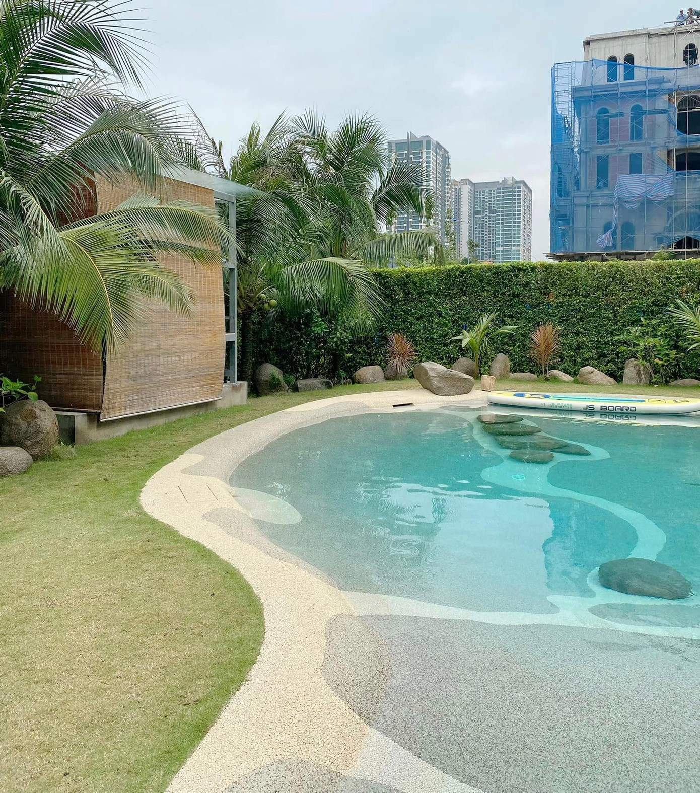 Khung cảnh xung quanh biến nơi đây thành một resort thu nhỏ. (Ảnh: Mỷ Duyên)