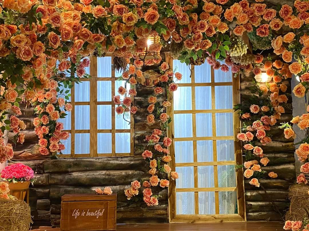 Căn phòng hoa hồng ngọt ngào. (Ảnh: Chích Bông)