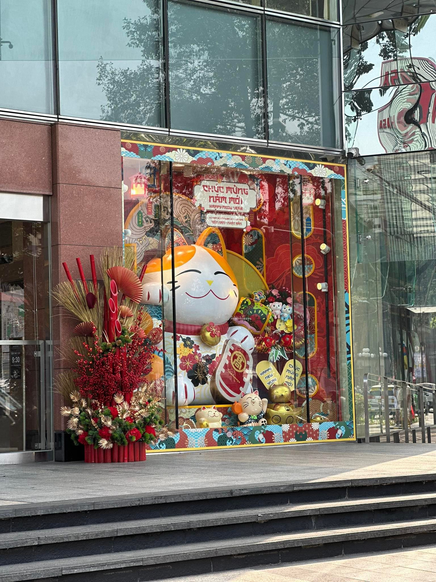 Mèo thần tài khổng lồ được đặt trước sảnh các trung tâm với hy vọng một năm mới phát đạt!