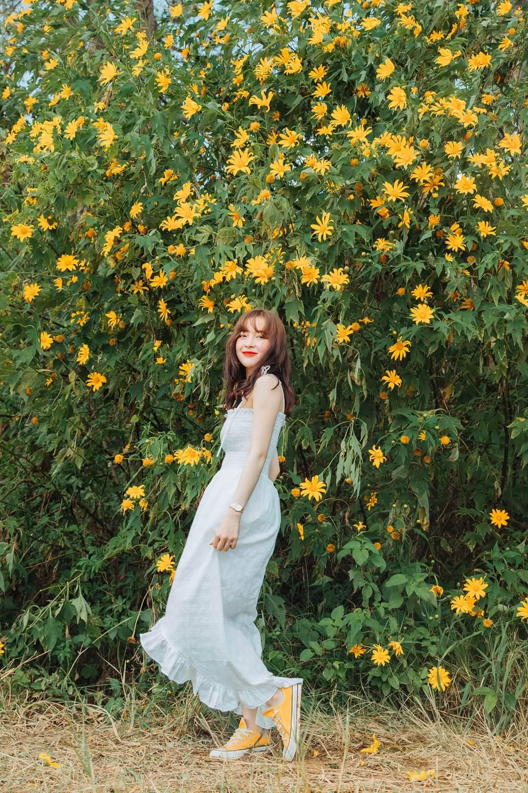 Thiếu nữ bên hoa dã quỳ. (Ảnh: Hà Hiển)