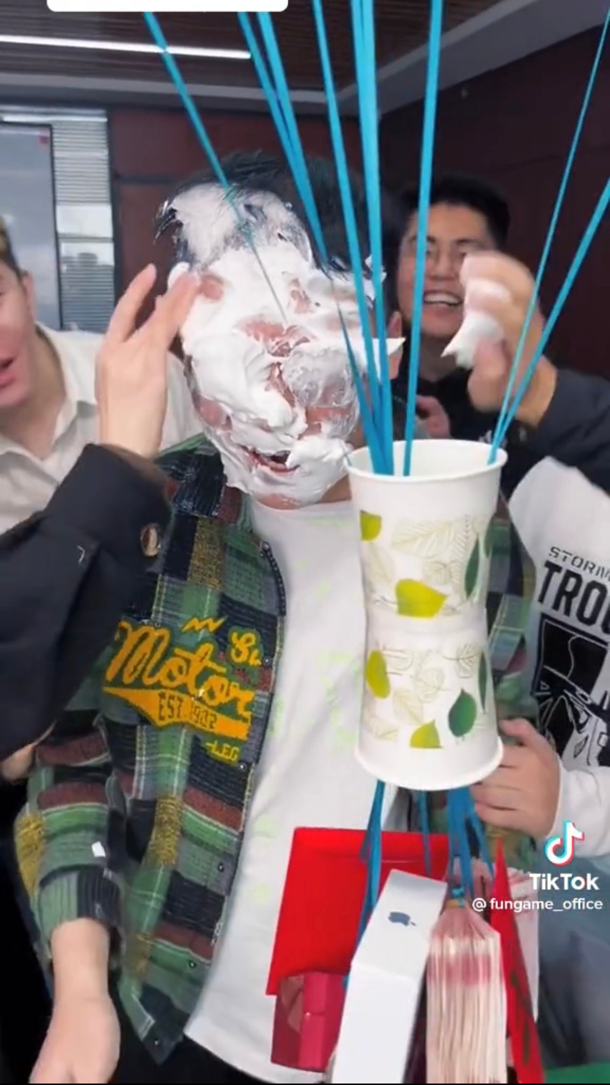 Đen thôi, đỏ thì sẽ cắt được iPhone rồi! Đen thôi, đỏ thì sẽ cắt được iPhone rồi!