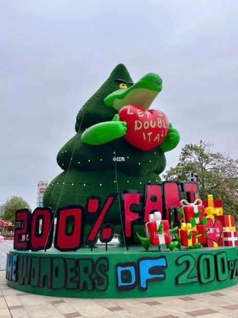 Cây thông độc lạ này được đặt ở trong và ngoài những trung tâm thương mại thu hút sự chú ý của rất nhiều người. (Ảnh: Weibo Việt Nam) Cây thông độc lạ này được đặt ở trong và ngoài những trung tâm thương mại thu hút sự chú ý của rất nhiều người. (Ảnh: Weibo Việt Nam)