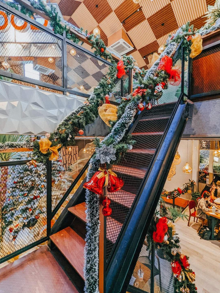 Nhìn tay vịn cầu thang thôi là đã thấy không khí Giáng sinh rồi! (Ảnh: Nga Đỗ)