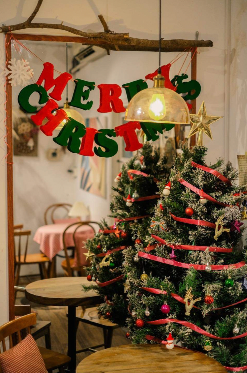 Cây thông - nhân vật không thể “vắng mặt” mùa Giáng sinh. (Ảnh: FB The Seat Coffee)