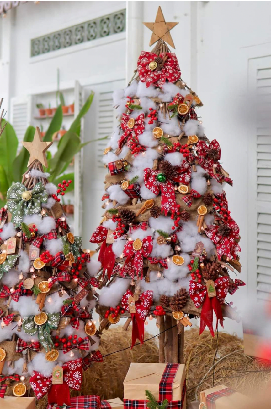 Cây thông Noel được trang trí lung linh. (Ảnh: IG @quizxtran)
