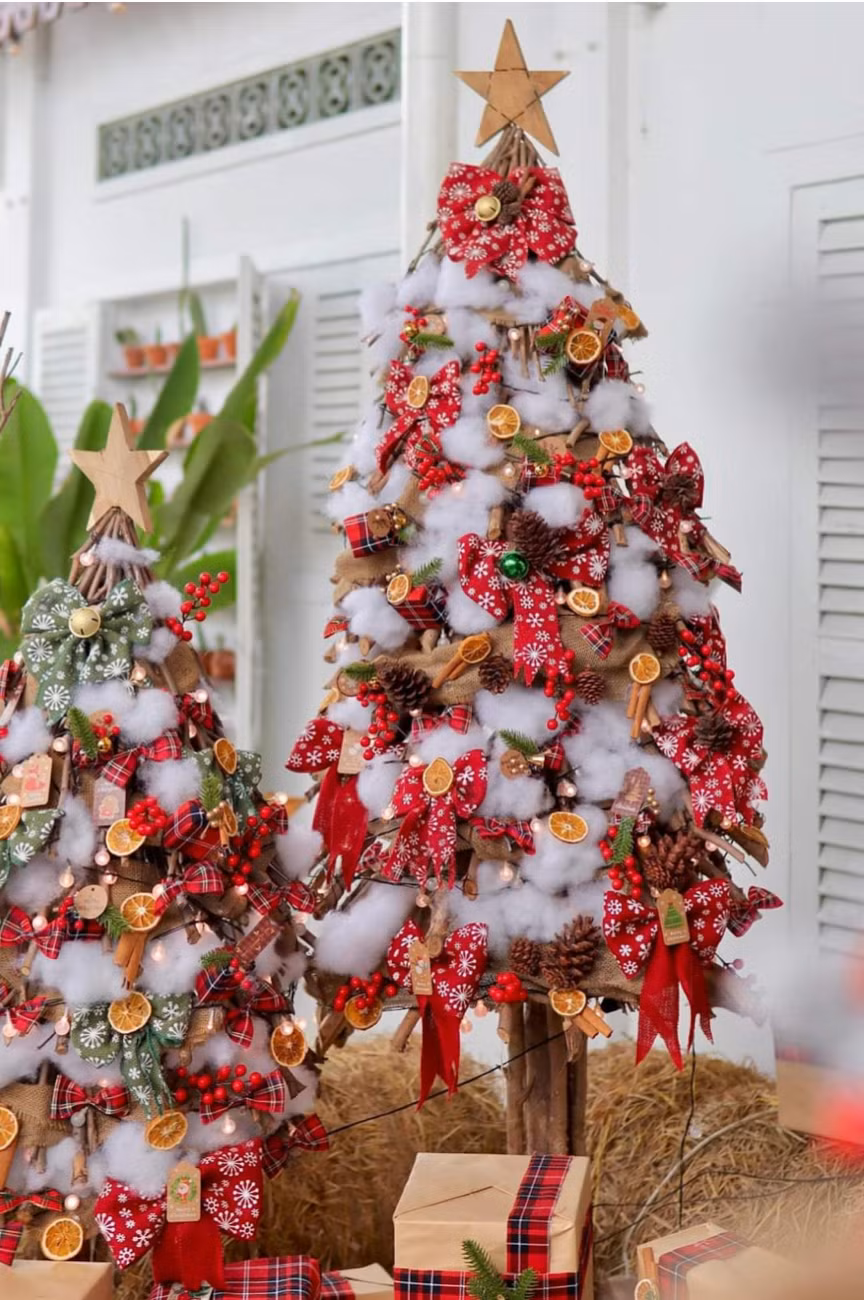 Cây thông Noel được trang trí lung linh. (Ảnh: IG @quizxtran)