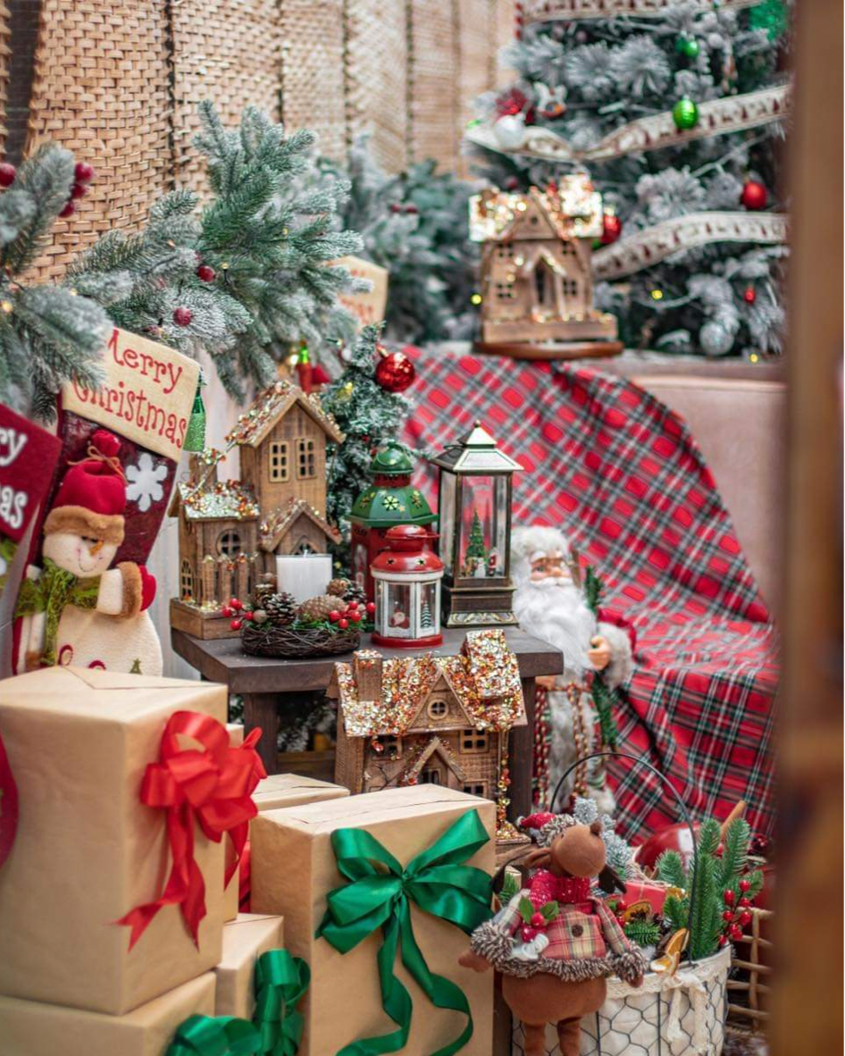 Một góc nhỏ trong quán hội tụ đầy đủ những gam màu mùa lễ hội. (Ảnh: Khóm Coffee &amp; Tea)