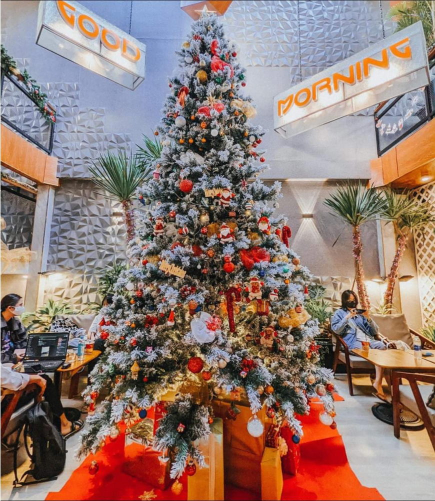 Cây thông siêu to khổng lồ cho mùa X'mas 2022. (Ảnh: Nga Đỗ)