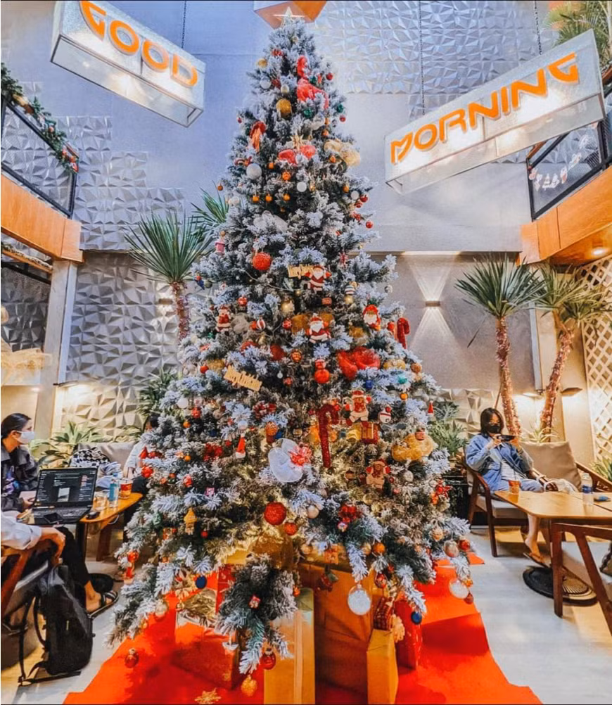 Cây thông siêu to khổng lồ cho mùa X'mas 2022. (Ảnh: Nga Đỗ)
