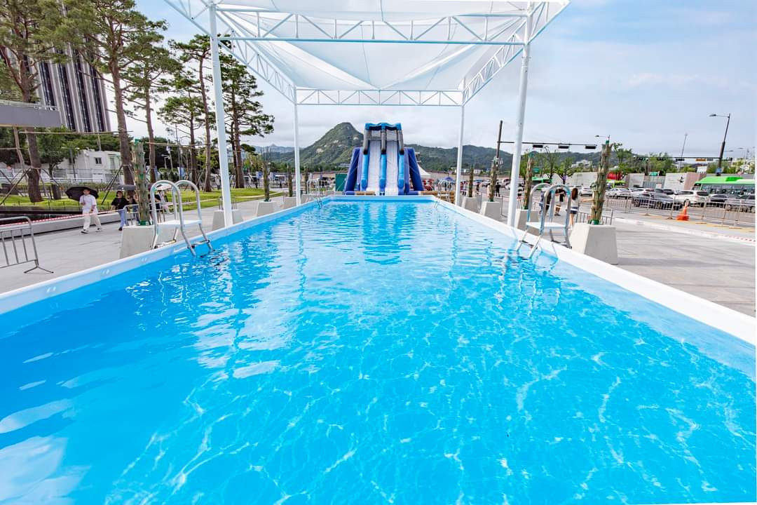 Khu vực hồ bơi vô cùng mát mẻ tại lễ hội. Khu vực hồ bơi vô cùng mát mẻ tại lễ hội.