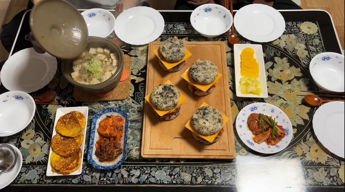 Bàn ăn vô cùng ngon mắt khiến team mê ẩm thực thích thú. (Ảnh: 3genfam) Bàn ăn vô cùng ngon mắt khiến team mê ẩm thực thích thú. (Ảnh: 3genfam)