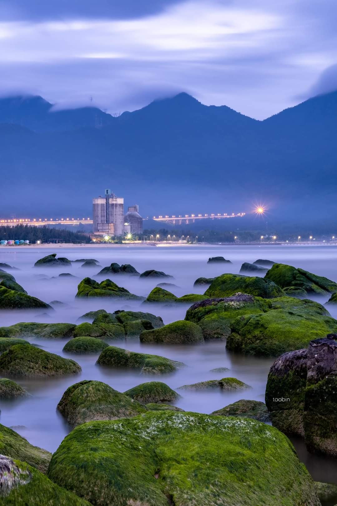 Bãi biển Nam Ô vào lúc trời sụp tối. (Ảnh: Hồ Phước Nam)