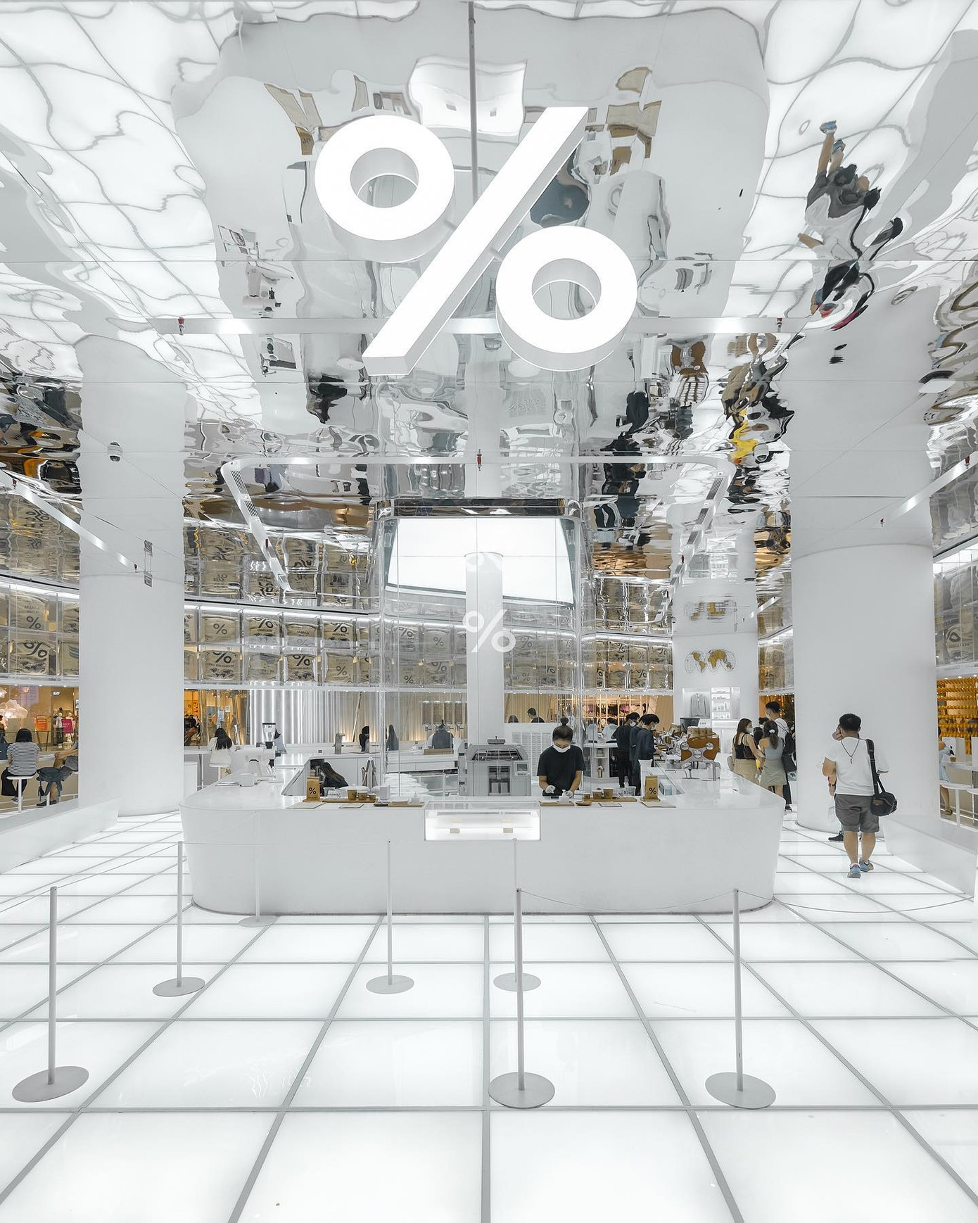 Không gian rộng rãi đầy hào nhoáng của Arabica ở Bangkok. (Ảnh: Trà hay Phê?)