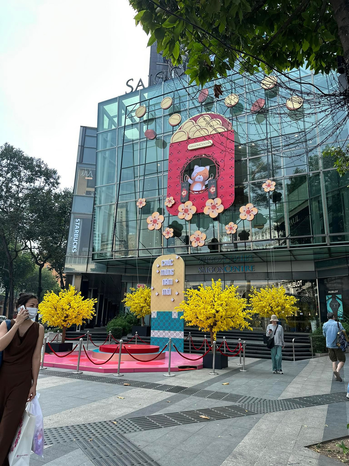 Những chiếc lì xì khổng lồ với linh vật của năm Quý Mão được treo trước sảnh trung tâm.