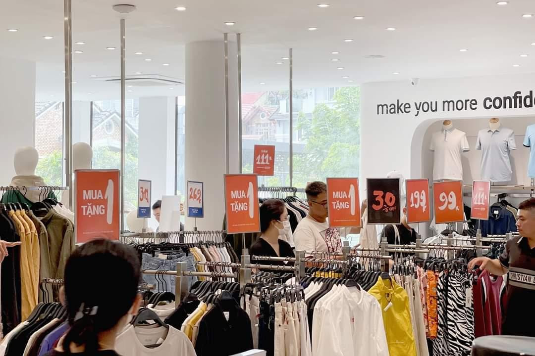 Bảng hiệu sale sập sàn tràn ngập không gian mua sắm. (Ảnh: Routine)
