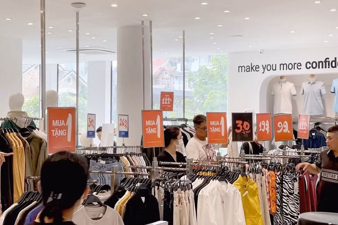 Bảng hiệu sale sập sàn tràn ngập không gian mua sắm. (Ảnh: Routine)