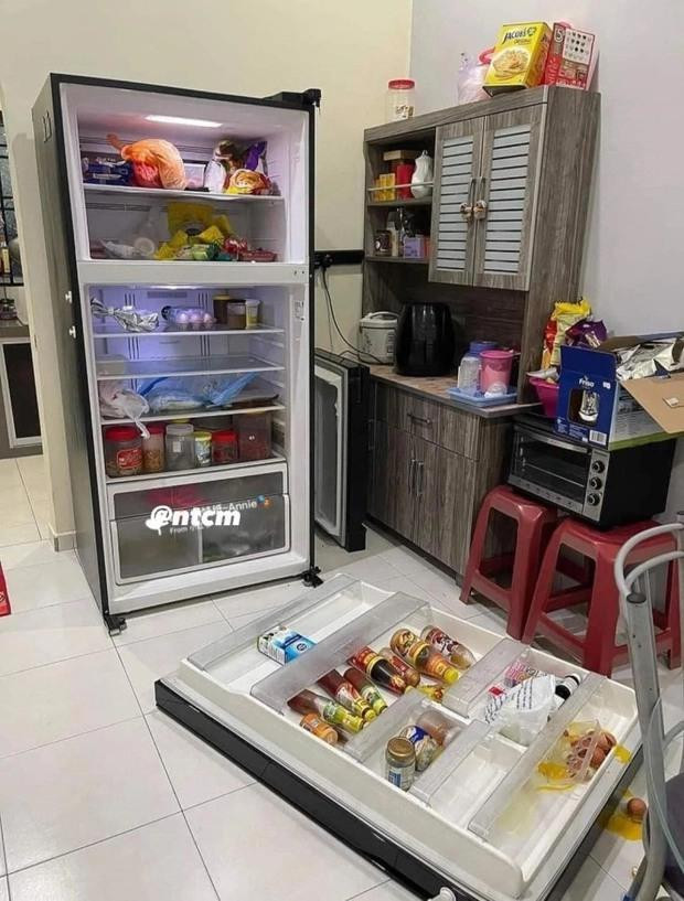 Cánh tủ lạnh có thể tháo ra lắp vào rất linh hoạt.