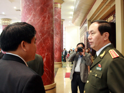 Giám đốc Công an Hà Nội Nguyễn Đức Chung (bên trái) trao đổi với Bộ trưởng Bộ Công an Trần Đại Quang sáng 20/11. Ảnh: Nguyễn Dũng (Infonet)