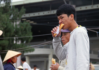 Những hàng quán cũng được dựng ngay tại các khu chợ này. Với những người lao động nghèo, buổi sáng vẫn thường lót dạ bằng ổ bánh mì
