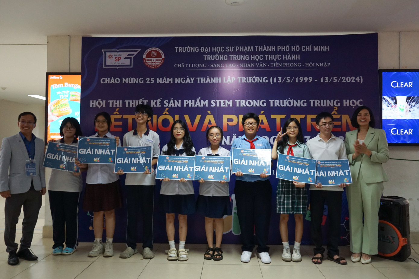 Bà Nguyễn Thị Tú, Hiệu trưởng Trường Trung học Thực hành Đại học Sư phạm TP.HCM cho biết, khi tham gia thiết kế sản phẩm STEM, học sinh cũng có cơ hội được tư duy và giải quyết vấn đề gắn với thực hành, đẩy mạnh đổi mới, sáng tạo từ trải nghiệm thực tế...