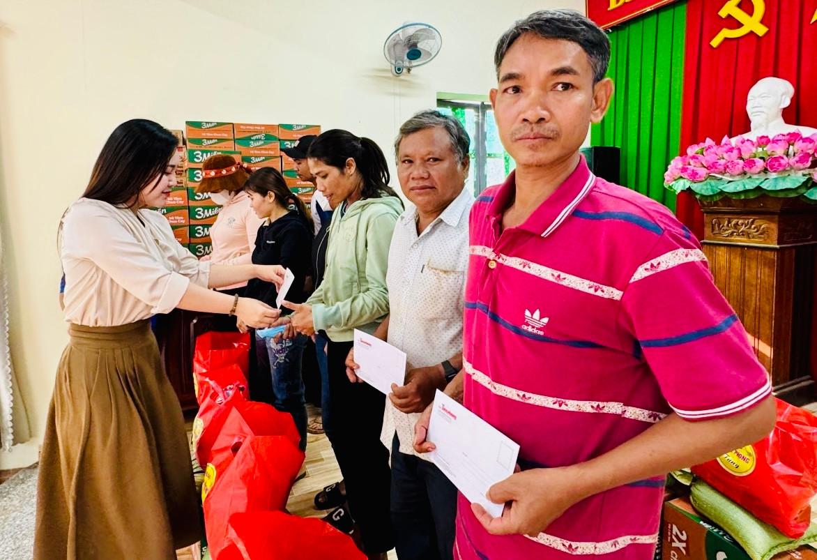 Đại diện đơn vị tài trợ của chương trình trao quà tặng bà con khó khăn của xã Phú Nghĩa.