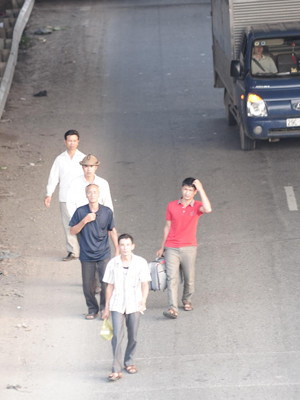 Coi thường tính mạng. Ảnh: Hoàng Anh.