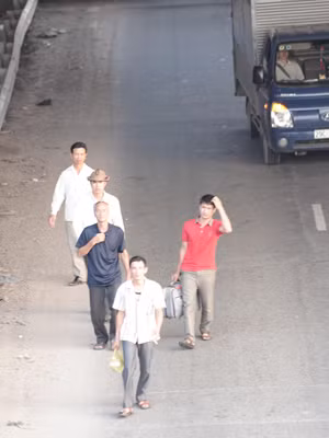 Coi thường tính mạng. Ảnh: Hoàng Anh.