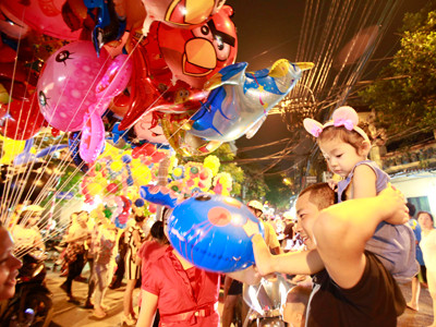  Một bé gái chăm chú với bóng hình gấu