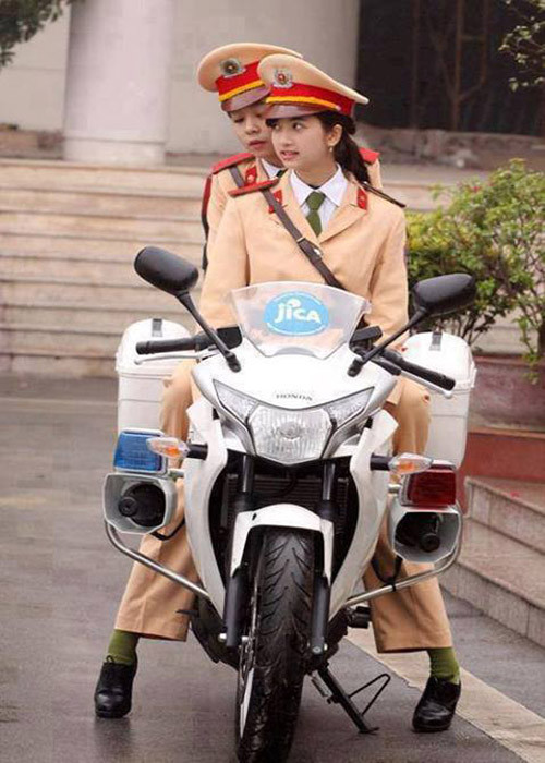 Hình ảnh nữ cảnh sát xinh đẹp trên xe phân khối lớn thu hút sự quan tâm của cộng đồng mạng. Hình ảnh nữ cảnh sát xinh đẹp trên xe phân khối lớn thu hút sự quan tâm của cộng đồng mạng