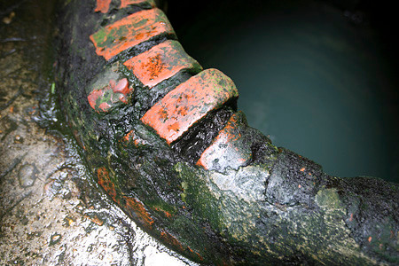 Thành giếng được xây gạch đỏ nguyên bản, có chiều cao khá thấp. Đường kính miệng giếng khoảng gần 2m, lòng giếng có độ sâu khoảng 4m